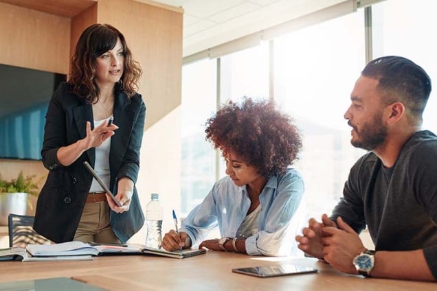 empleados en una sala de reuniones