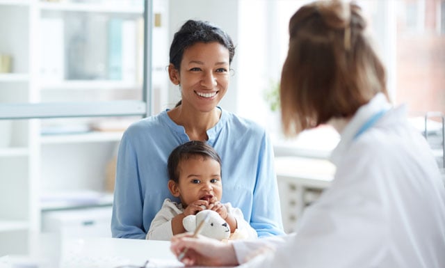 Familia visita al médico