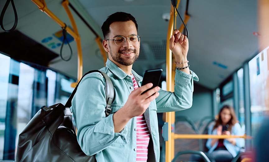 un empleado que utiliza sus beneficios de FSA para viajeros para pagar el transporte