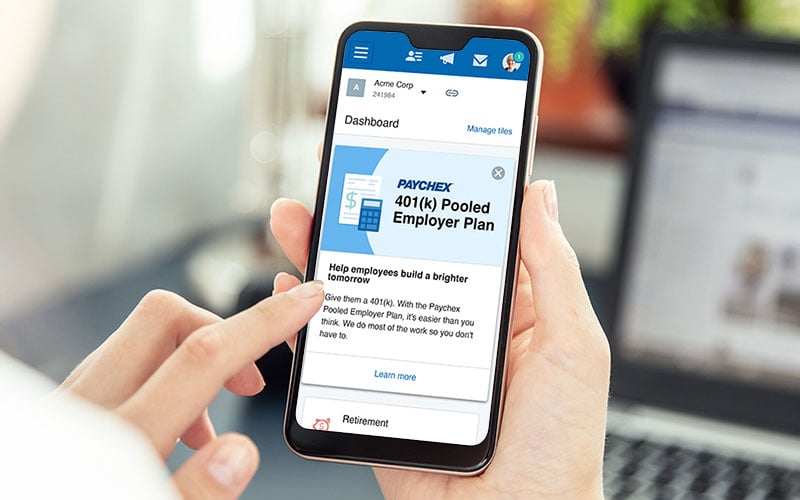 un teléfono móvil que muestra el plan 401(k) de empleadores agrupados de Paychex