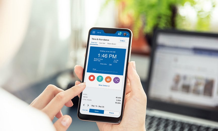 Un empleado usa una aplicación móvil de software de tiempo y asistencia