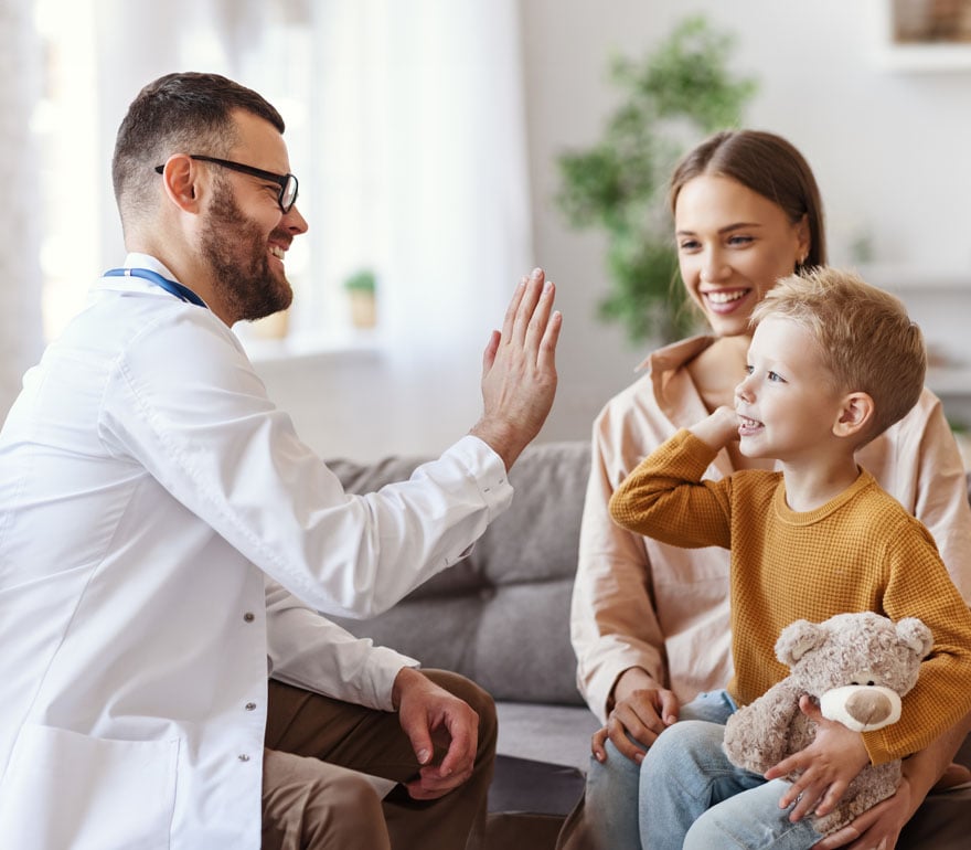 Familia visita al médico