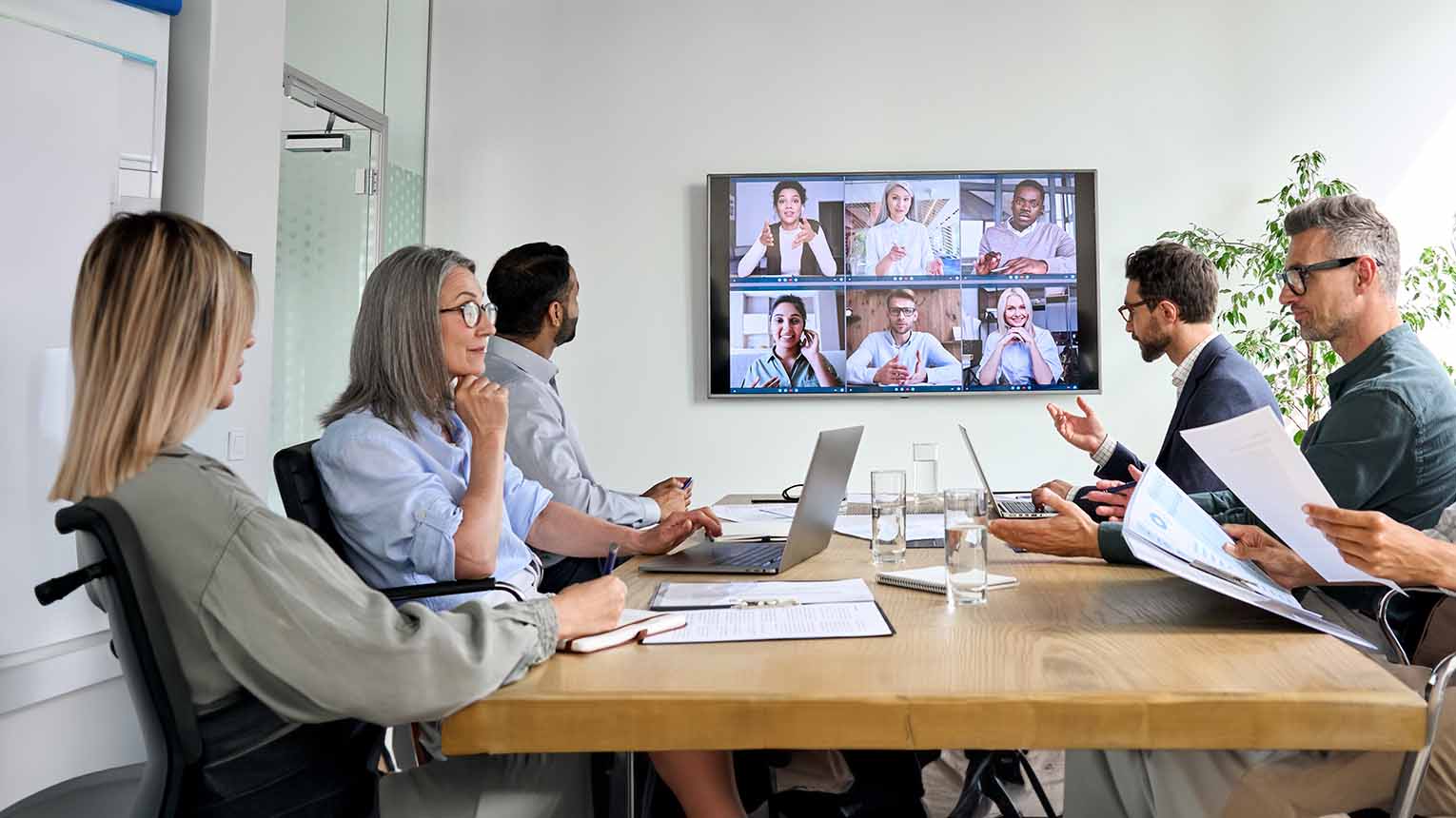 equipo internacional en una videoconferencia