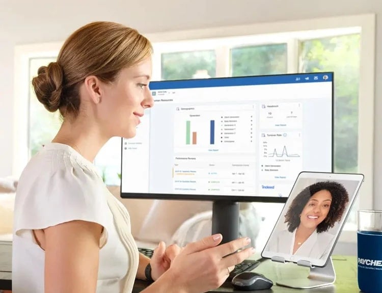 A Paychex HR expert helping a client