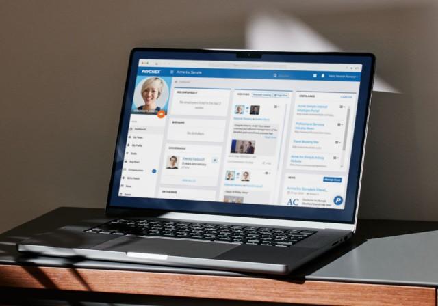 Una computadora portátil que muestra Paychex Flex Engage
