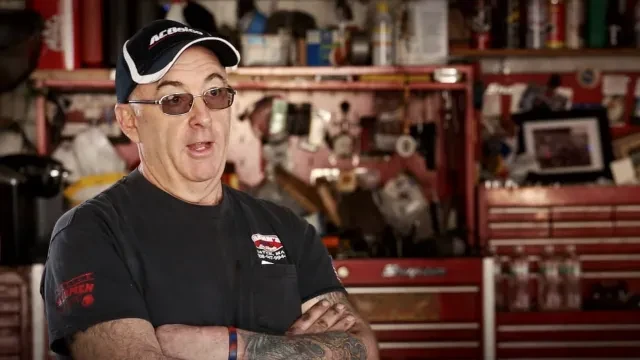 El propietario de un taller mecánico habla de su situación de nómina.